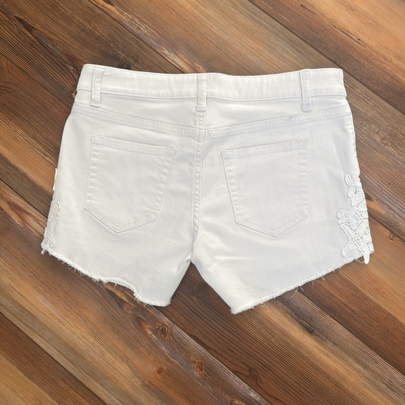 Lauren Conrad white denim with crochet shorts 6 - Picture 3 of 4